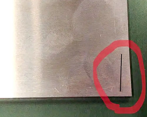 細い溝を彫り込む2