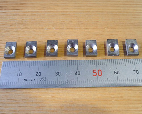 ステンレスの穴あき板材の切断2