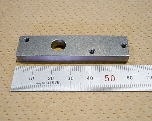 貫通孔を鍵穴のような形に切り抜き1