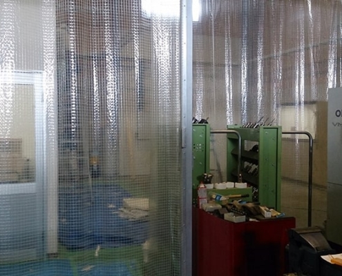 透明カーテンの奥　左が恒温室、右が拡張するスペース