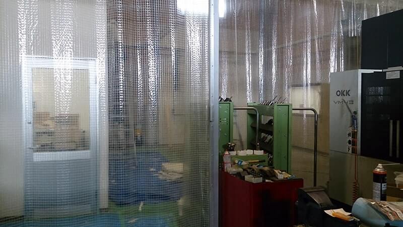 透明カーテンの奥　左が恒温室、右が拡張するスペース